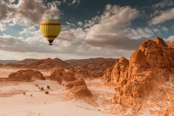 Viaje en globo aerostático por el desierto — Foto de Stock