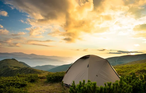 Туристическая палатка в горах заката — стоковое фото