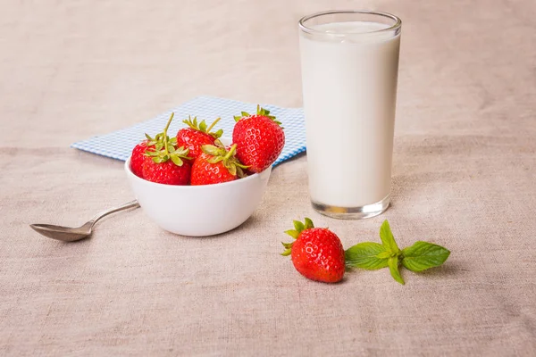 Färska röda jordgubbar och yoghurt textil bakgrund — Stockfoto