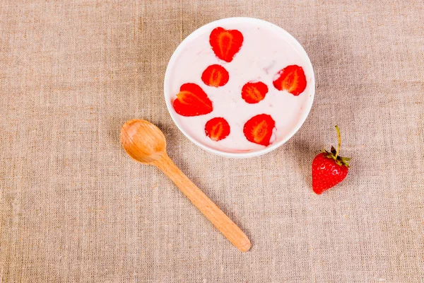 Verse rode aardbei en yoghurt textiel achtergrond — Stockfoto
