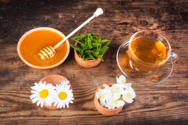 Yeşil çay Kupası tatlım nane ahşap arka plan