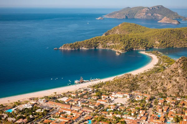 Lagoa de Oludeniz em vista de paisagem de mar de praia — Fotografia de Stock