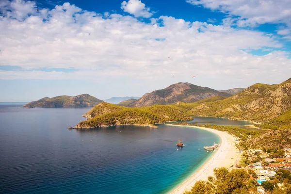 Lagoa de Oludeniz em vista de paisagem de mar de praia — Fotografia de Stock