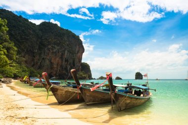 Uzun kuyruk teknesi tropikal plaj, Krabi, Tayland