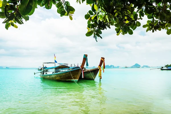 Długi ogon łodzi tropikalnej plaży, Krabi, Tajlandia — Zdjęcie stockowe