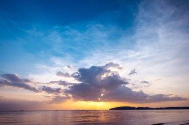 Denizin üzerinde gün batımı