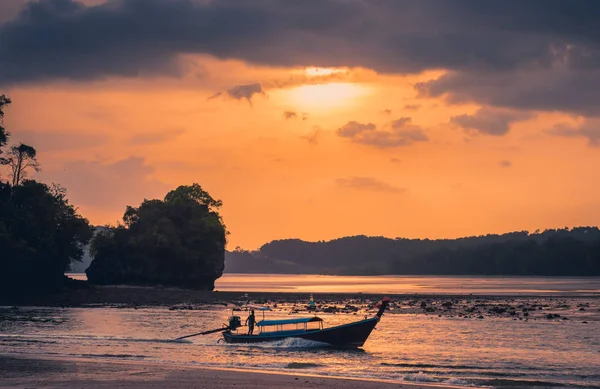 Tradycyjnej łodzi Tajlandii zachód słońca plaży Ao Nang Krabi — Zdjęcie stockowe