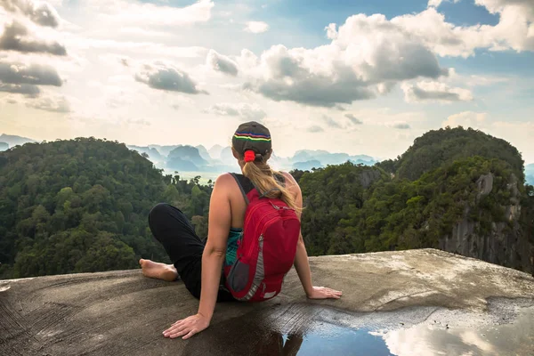 Caminante mujer admira Tailandia selva tropical — Foto de Stock