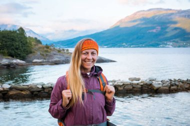 Sırt çantası Fiyordu kıyısında ile genç kadın portre