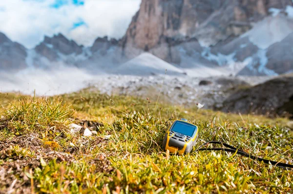 GPS navigator in hand Dolomieten Alpen — Stockfoto