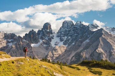 Alp Dağları önünde uzun yürüyüşe çıkan kimse