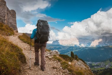 Yaya yolunda yürüyen Sella Ronda Dağı Güney Tyrol