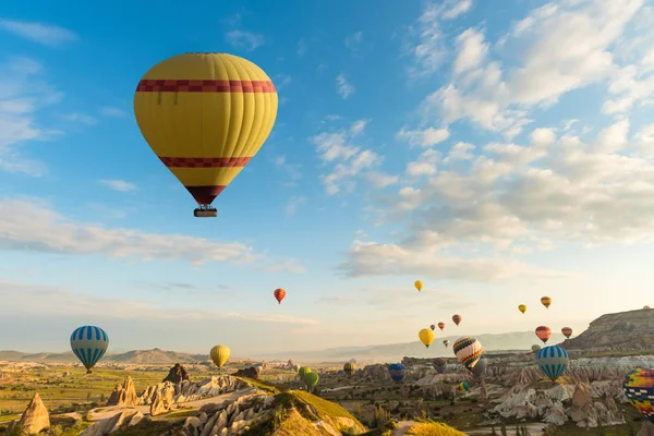 Globo aerostático sobre campo de amapolas Capadocia, Turquía —  Fotos de Stock