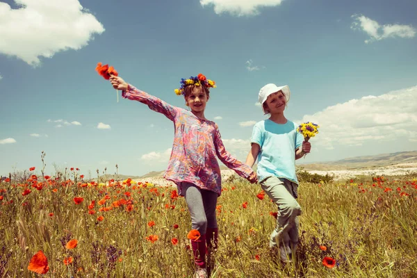 Two happy girls in poppy field outdoor — Stock Photo, Image