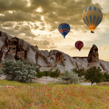 sıcak hava balon gezisi Cappadocia üzerinde uçan