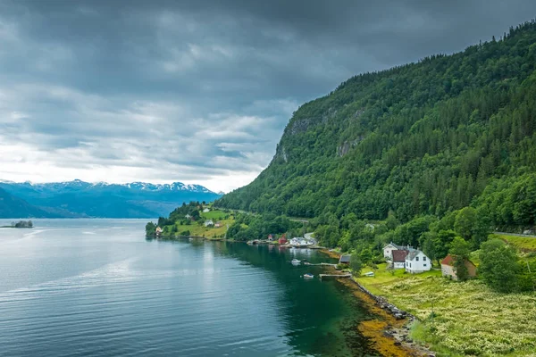 ノルウェーの自然の一部であるウルヴィックフィヨルド フィヨルドの風景 — ストック写真