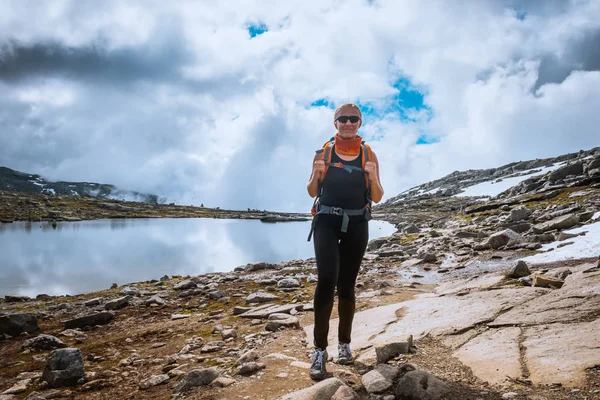 Mujer feliz disfrutar del lago y el buen tiempo en Noruega — Foto de Stock