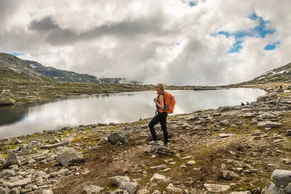 Femme heureuse profiter du lac et du beau temps en Norvège — Photo
