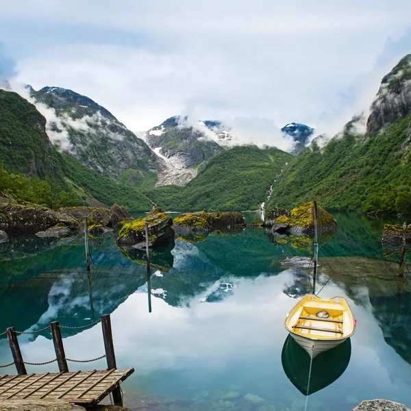 Barco de pesca no lago de montanha Noruega — Fotografia de Stock