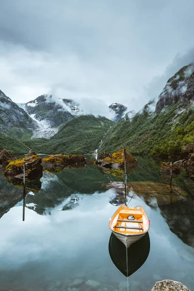 山湖ノルウェーの漁船 — ストック写真