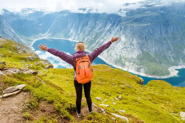 Fiatal nő, hátizsák állandó fjord partján — Stock Fotó