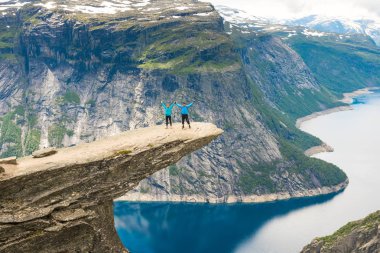 Trolltunga Norveç 'te poz veren çift