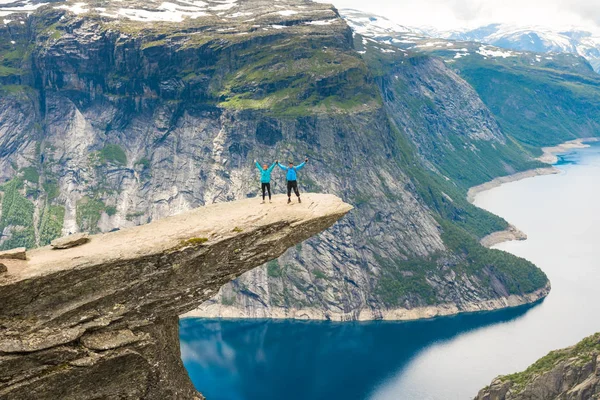 Para pozujących na Trolltunga Norwegia — Zdjęcie stockowe