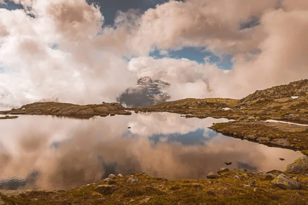 Sommaren Visa till mountain lake Norge — Stockfoto