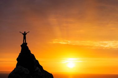 Kayanın tepesindeki adam