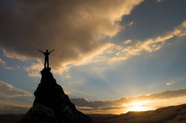 Kayanın tepesindeki adam