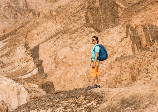 Mujer excursionista con mochila disfrutar de la vista en el desierto — Foto de Stock