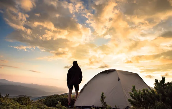 Tourist tent and sportsman in mountains summertime — Stock Photo, Image