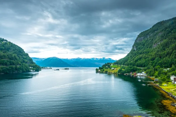 美しいの一部であるウルヴィックフィヨルド自然風景ノルウェー — ストック写真