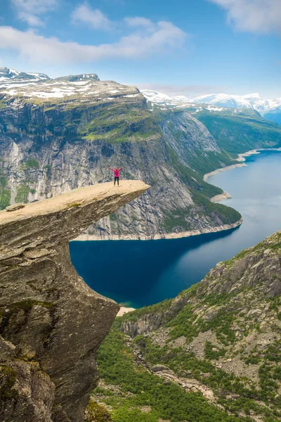 Trolltunga Norveç 'te poz veren kadın — Stok fotoğraf
