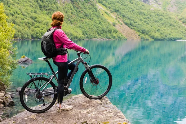 Radfahren in Norwegen gegen malerische Landschaft — Stockfoto