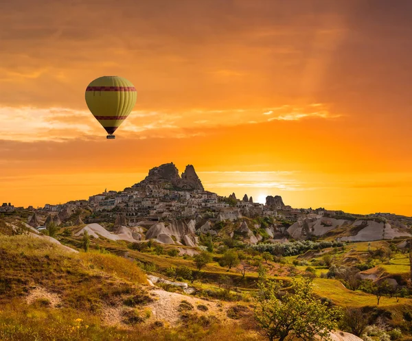 Kolorowe balony nad Cappadocia Dolina — Zdjęcie stockowe
