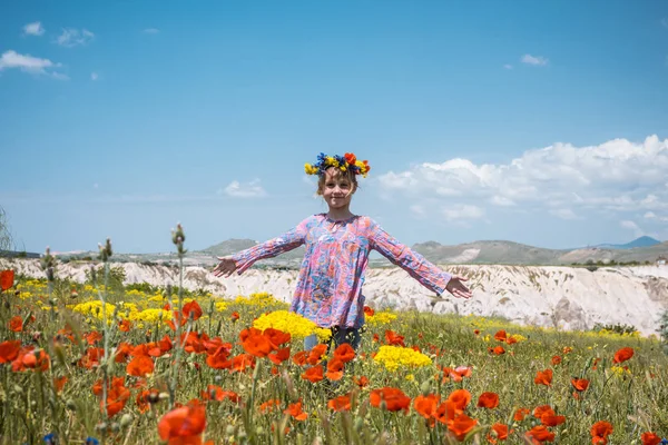 Chica feliz en campo de amapola al aire libre — Foto de Stock