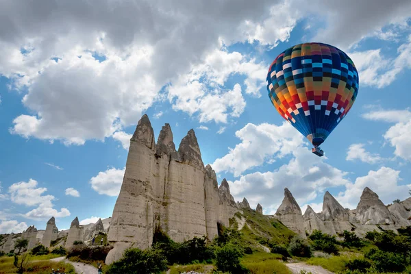 Hot air balloon flying over Cappadocia, Turkey — Stock Photo, Image
