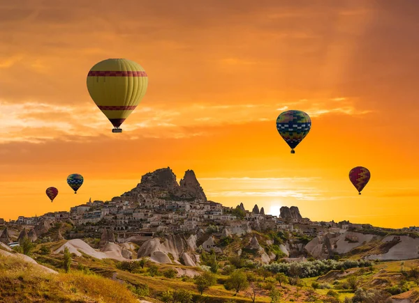 Globos de aire caliente de colores sobre el valle Capadocia —  Fotos de Stock