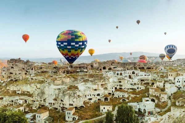 Coloridos globos de aire caliente sobre Goreme Capadocia — Foto de Stock