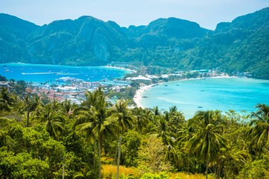 Phi Phi Adası'na havadan görünümü