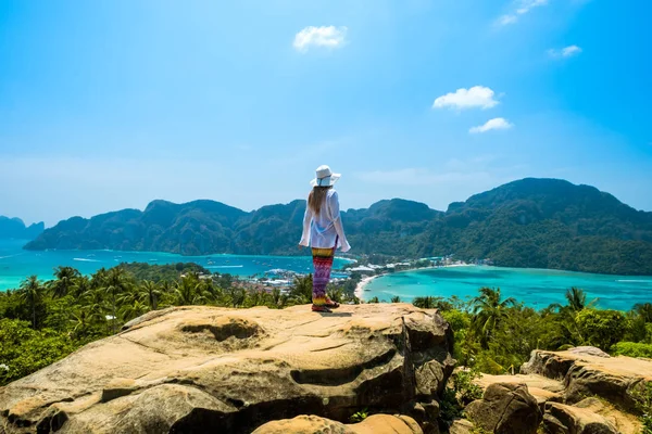 Traveling woman on Phi phi island Thailand — Stock Photo, Image