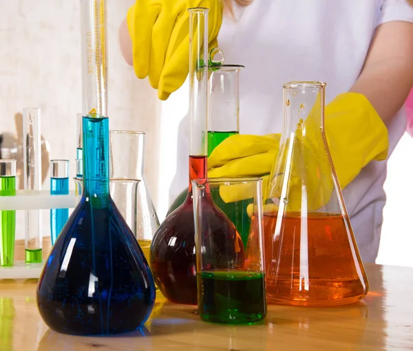 Okul çocukları kimya bilim yaparken deneme — Stok fotoğraf