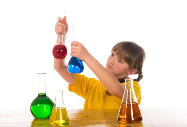 Szkoła dziewczyna robi eksperyment nauki chemii — Zdjęcie stockowe