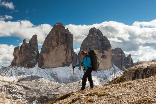 Escursionista femminile in montagna — Foto Stock
