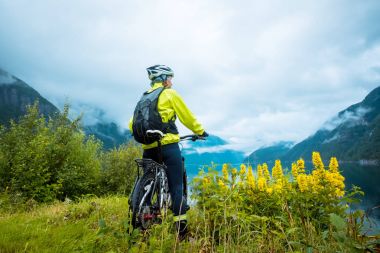 Dağ bisiklet bisikletçi yakınındaki fiyort, Norveç