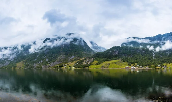 Natuurlijke landschap van de fjord van de Hardangerfjord van Noorwegen — Stockfoto