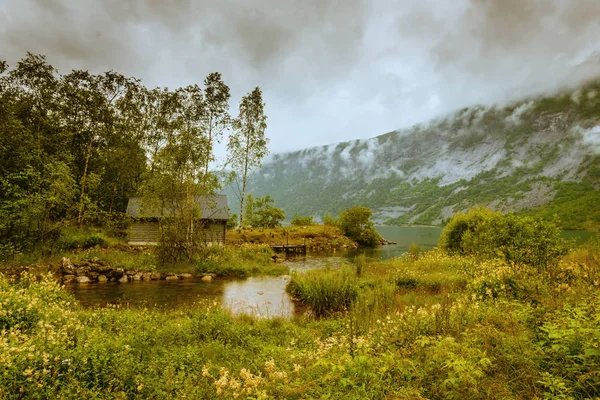 Visserij lodge aan de Hardangerfjord fjord, Noorwegen — Stockfoto