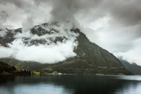 Natural Hardangerfjord fiordo paisaje de norway — Foto de Stock