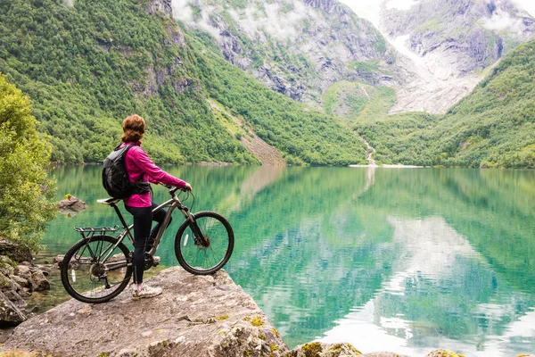 在挪威骑自行车与风景如画的风景作斗争 — 图库照片